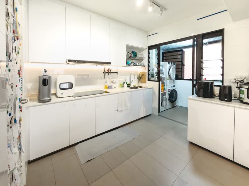 467B Bukit Batok West Avenue 9 HDB Flat For Sale at S$ 640,000 | PropertyGuru Singapore - Kitchen