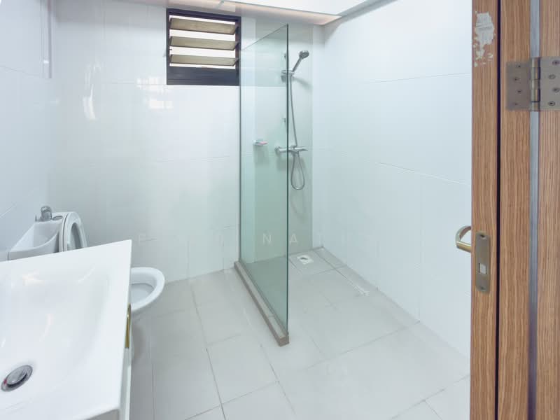 467B Bukit Batok West Avenue 9 HDB Flat For Sale at S$ 640,000 | PropertyGuru Singapore - Master Bathroom
