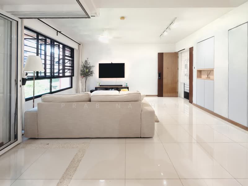 467B Bukit Batok West Avenue 9 HDB Flat For Sale at S$ 640,000 | PropertyGuru Singapore - Living Room