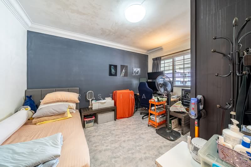 925 Jurong West Street 92 HDB Flat For Sale at S$ 428,000 | PropertyGuru Singapore - Bedroom