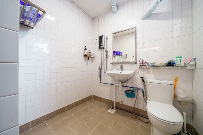 925 Jurong West Street 92 HDB Flat For Sale at S$ 428,000 | PropertyGuru Singapore - Bathroom