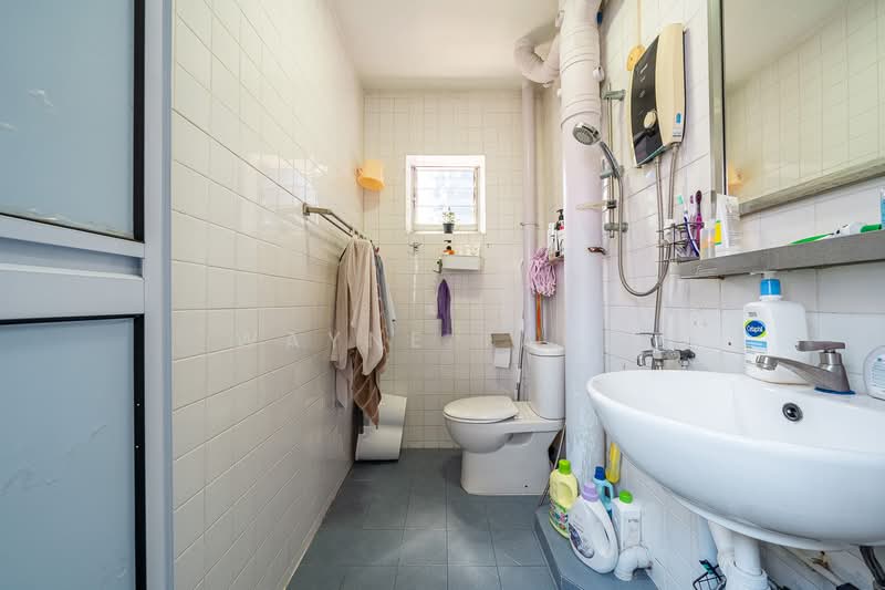 925 Jurong West Street 92 HDB Flat For Sale at S$ 428,000 | PropertyGuru Singapore - Bathroom