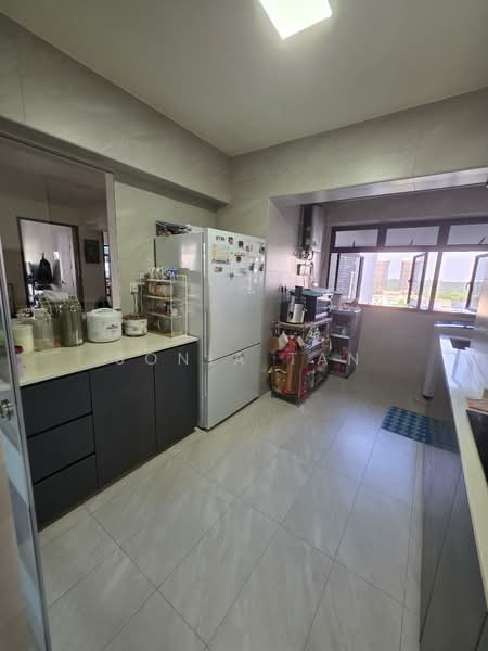152 Lorong 2 Toa Payoh HDB Flat For Sale at S$ 980,000 | PropertyGuru Singapore - Kitchen
