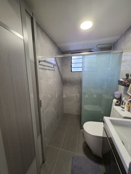 152 Lorong 2 Toa Payoh HDB Flat For Sale at S$ 980,000 | PropertyGuru Singapore - Bathroom