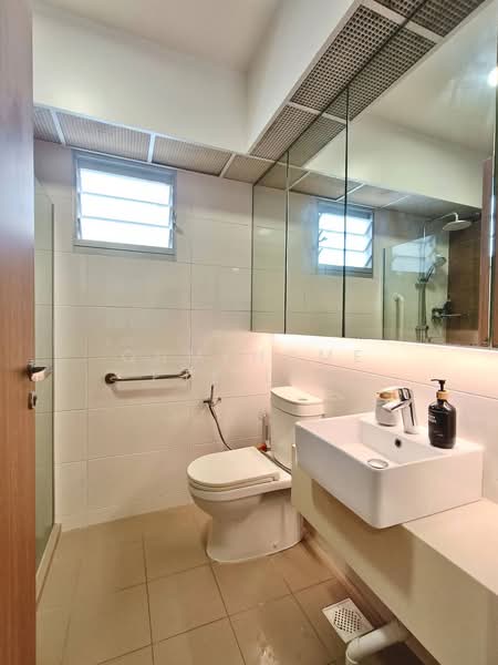 876C Tampines Avenue 8 HDB Flat For Sale at S$ 990,000 | PropertyGuru Singapore - Bathroom