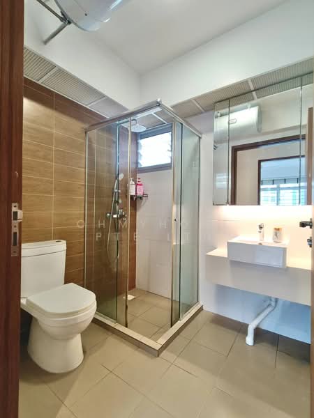 876C Tampines Avenue 8 HDB Flat For Sale at S$ 990,000 | PropertyGuru Singapore - Bathroom