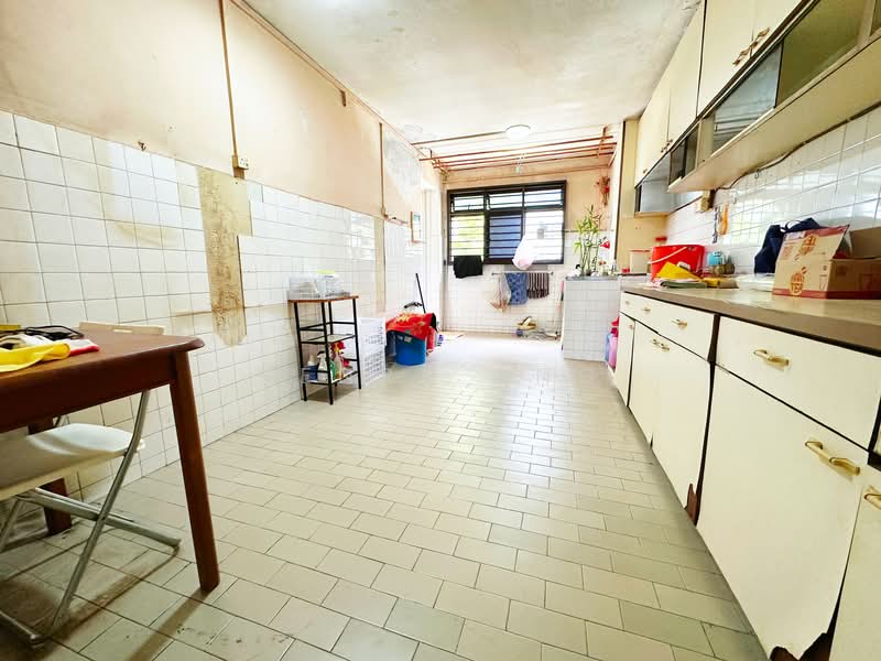 136 Yishun Ring Road HDB Flat For Sale at S$ 430,000 | PropertyGuru Singapore - Kitchen