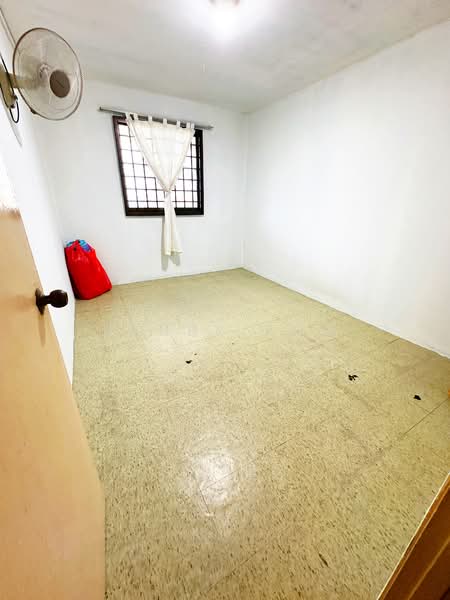 136 Yishun Ring Road HDB Flat For Sale at S$ 430,000 | PropertyGuru Singapore - Bedroom