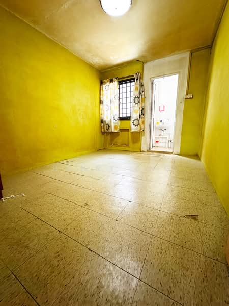 136 Yishun Ring Road HDB Flat For Sale at S$ 430,000 | PropertyGuru Singapore - Master Bedroom