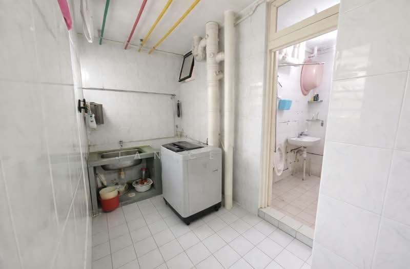 521 Jelapang Road HDB Flat For Sale at S$ 799,999 | PropertyGuru Singapore - Yard and Bathroom