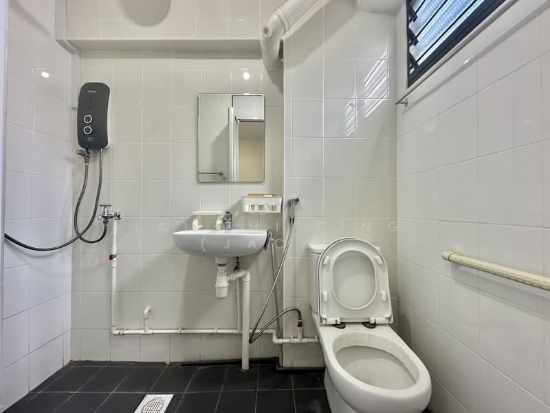 670 Hougang Avenue 8, 670 Hougang Avenue 8, Room Rental, 150 sqft, HDB Flat For Rent, by Lai Zhi Ping (Jack), 500096533 - Bathroom - PropertyGuru.com.sg