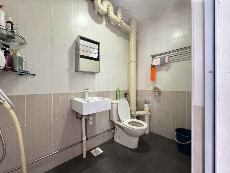 894A Woodlands Drive 50 HDB Flat For Sale at S$ 580,000 | PropertyGuru Singapore - Bathroom