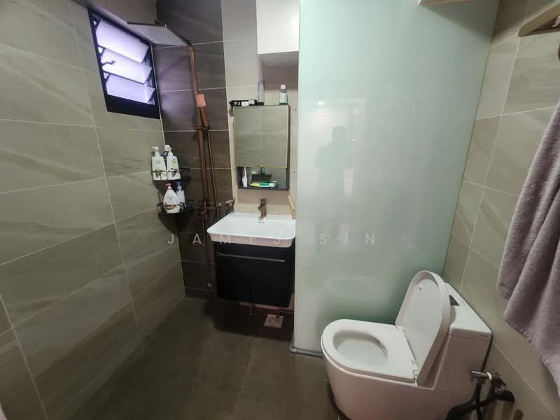 53 Geylang Bahru HDB Flat For Sale at S$ 768,000 | PropertyGuru Singapore - Master Bathroom
