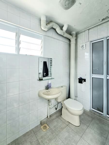 503 Hougang Avenue 8 HDB Flat For Sale at S$ 780,000 | PropertyGuru Singapore - Bathroom
