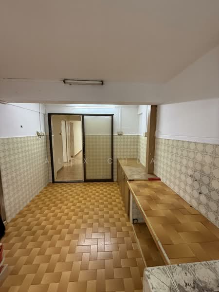 208 Boon Lay Place HDB Flat For Sale at S$ 369,000 | PropertyGuru Singapore - Kitchen