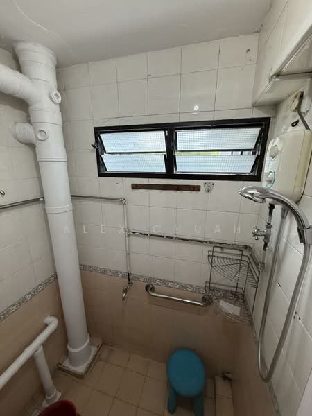 208 Boon Lay Place HDB Flat For Sale at S$ 369,000 | PropertyGuru Singapore - Bathroom