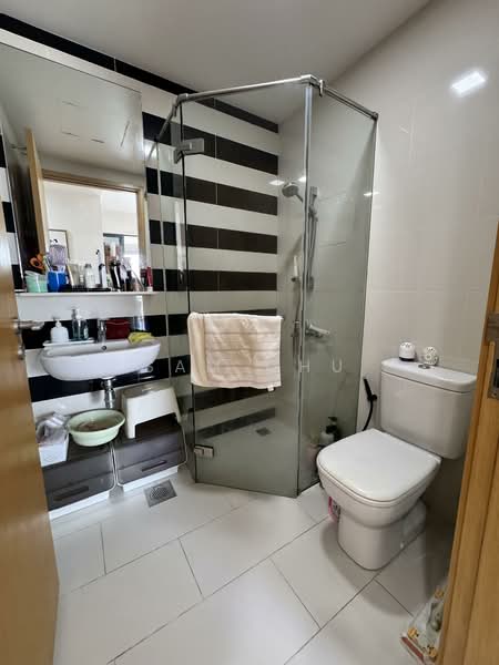 SkySuites 17, 17 Jalan Rajah, 3 Bedrooms, 1,066 sqft, Apartment For Rent, by Sam Chu, 500096550 - Bathroom - PropertyGuru.com.sg