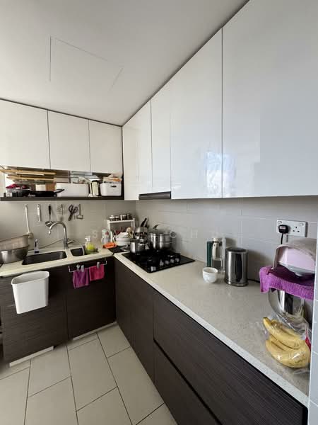 SkySuites 17, 17 Jalan Rajah, 3 Bedrooms, 1,066 sqft, Apartment For Rent, by Sam Chu, 500096550 - Kitchen - PropertyGuru.com.sg