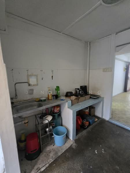 1 Hougang Avenue 3 HDB Flat For Sale at S$ 368,000 | PropertyGuru Singapore - Kitchen
