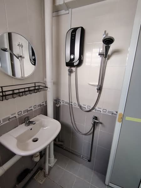 504 Ang Mo Kio Avenue 8, 504 Ang Mo Kio Avenue 8, 2 Bedrooms, 732 sqft, HDB Flat For Rent, by Lim Y X, 500096564 - Bathroom - PropertyGuru.com.sg