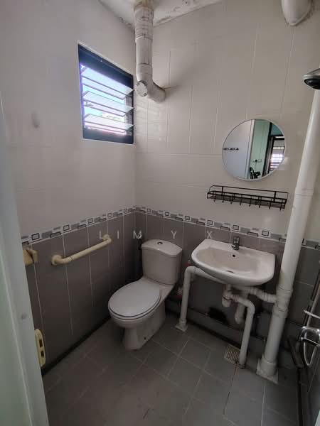 504 Ang Mo Kio Avenue 8, 504 Ang Mo Kio Avenue 8, 2 Bedrooms, 732 sqft, HDB Flat For Rent, by Lim Y X, 500096564 - Bathroom - PropertyGuru.com.sg