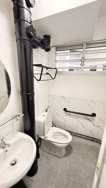 456 Ang Mo Kio Avenue 10 HDB Flat For Sale at S$ 475,000 | PropertyGuru Singapore - Bathroom