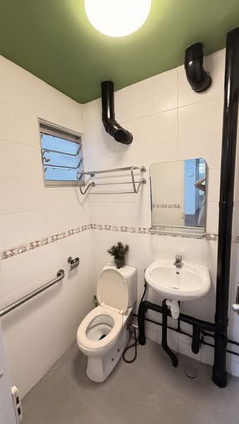 456 Ang Mo Kio Avenue 10 HDB Flat For Sale at S$ 475,000 | PropertyGuru Singapore - Bathroom