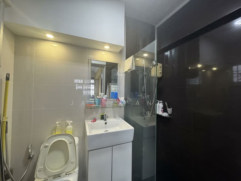 669 Woodlands Ring Road HDB Flat For Sale at S$ 575,000 | PropertyGuru Singapore - Bathroom
