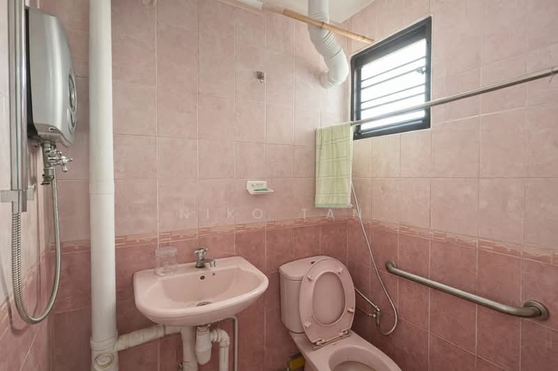25 Teck Whye Lane, 25 Teck Whye Lane, 3 Bedrooms, 990 sqft, HDB Flat For Rent, by Niko Tan, 500096600 - Bathroom - PropertyGuru.com.sg