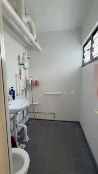 108 Bukit Batok West Avenue 6 HDB Flat For Sale at S$ 548,000 | PropertyGuru Singapore - Bathroom
