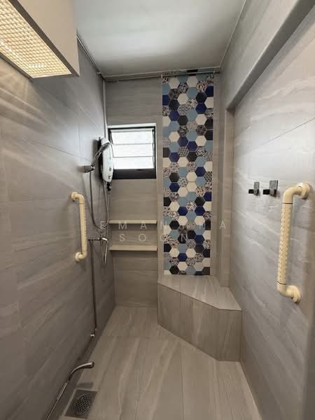 425 Fajar Road, 425 Fajar Road, 4 Bedrooms, 1,313 sqft, HDB Flat For Sale, by Semantha Soon, 500096604 - Common Bathroom - PropertyGuru.com.sg