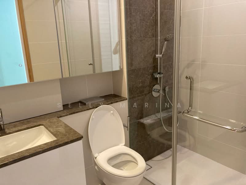 Buckley Classique Apartment For Sale at S$ 3,500,000 | PropertyGuru Singapore - Common Bathroom