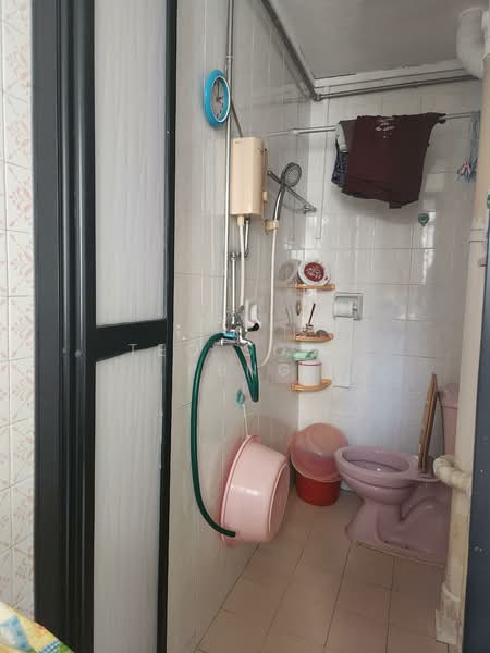 57 Lorong 5 Toa Payoh HDB Flat For Sale at S$ 328,000 | PropertyGuru Singapore - Bathroom
