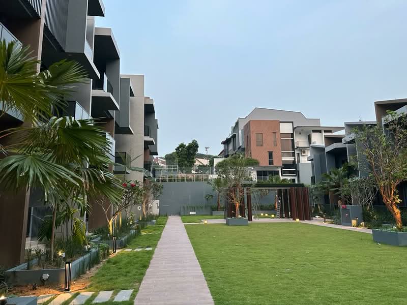 Kent Ridge Hill Residences, 52 South Buona Vista Road, 4 Bedrooms, 1,927 sqft, Condominium For Rent, by Ken Lee, 500096683 - Gorgeous landscaping - PropertyGuru.com.sg