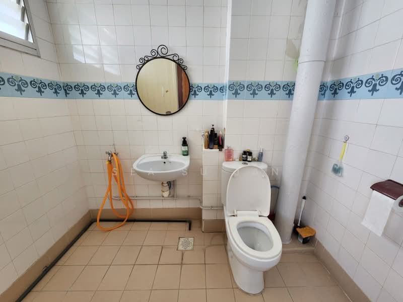 487C Tampines Street 45 HDB Flat For Sale at S$ 650,000 | PropertyGuru Singapore - Bathroom