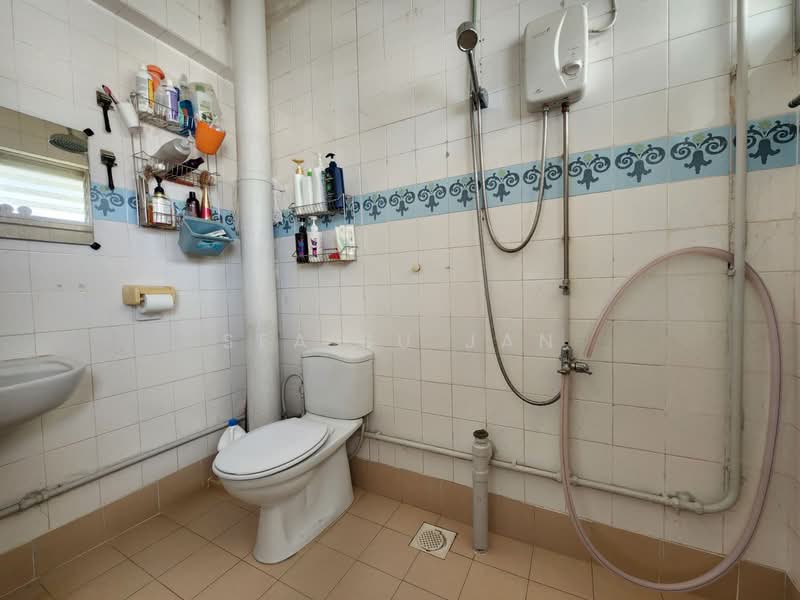 487C Tampines Street 45 HDB Flat For Sale at S$ 650,000 | PropertyGuru Singapore - Bathroom
