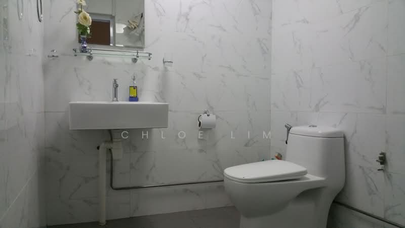 Lakepoint Condo Condominium For Sale at S$ 1,180,000 | PropertyGuru Singapore - Bathroom