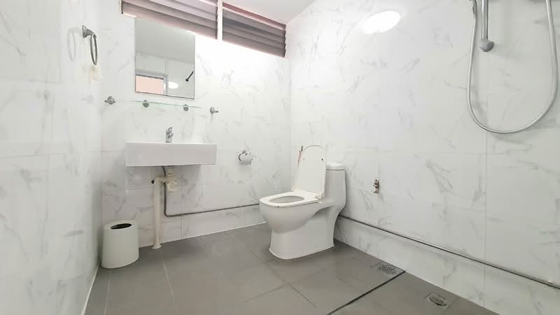 Lakepoint Condo, 2 Lakepoint Drive, 2 Bedrooms, 1,001 sqft, Condominium For Sale, by Chloe Lim, 500096721 - Bathroom - PropertyGuru.com.sg