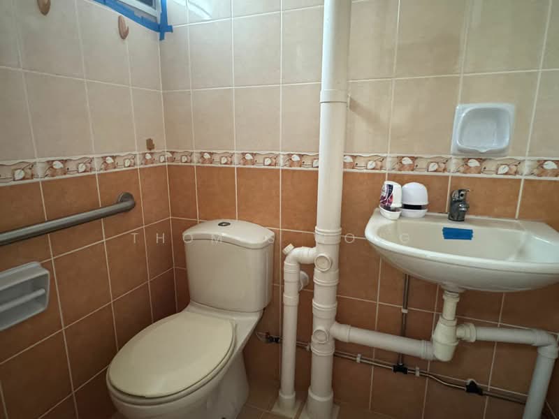 10 Gloucester Road, 10 Gloucester Road, 2 Bedrooms, 721 sqft, HDB Flat For Sale, by Thomas Wong, 500096731 - Bathroom - PropertyGuru.com.sg