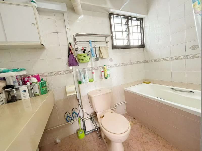 520 Woodlands Drive 14, 520 Woodlands Drive 14, 4 Bedrooms, 1,345 sqft, HDB Flat For Rent, by Judy Liu, 500096736 - Bathroom - PropertyGuru.com.sg