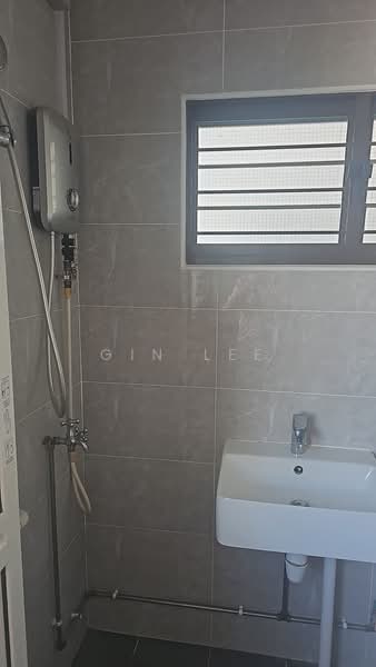 124 Simei Street 1, 124 Simei Street 1, 3 Bedrooms, 904 sqft, HDB Flat For Rent, by Gin Lee, 500096754 - Bathroom - PropertyGuru.com.sg