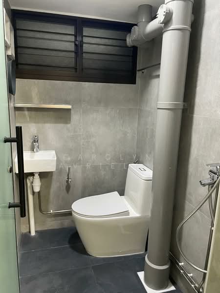377 Clementi Avenue 5, 377 Clementi Avenue 5, 2 Bedrooms, 82 sqft, HDB Flat For Rent, by Carolyn Gavriella Choo, 500096764 - Common Bathroom - PropertyGuru.com.sg