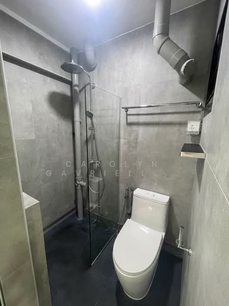 377 Clementi Avenue 5, 377 Clementi Avenue 5, 2 Bedrooms, 82 sqft, HDB Flat For Rent, by Carolyn Gavriella Choo, 500096764 - Master Bathroom - PropertyGuru.com.sg