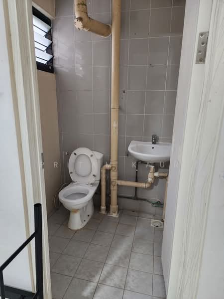 117 Potong Pasir Avenue 1, 117 Potong Pasir Avenue 1, 2 Bedrooms, 721 sqft, HDB Flat For Sale, by Pritam Kaur, 500096768 - Master Bathroom - PropertyGuru.com.sg