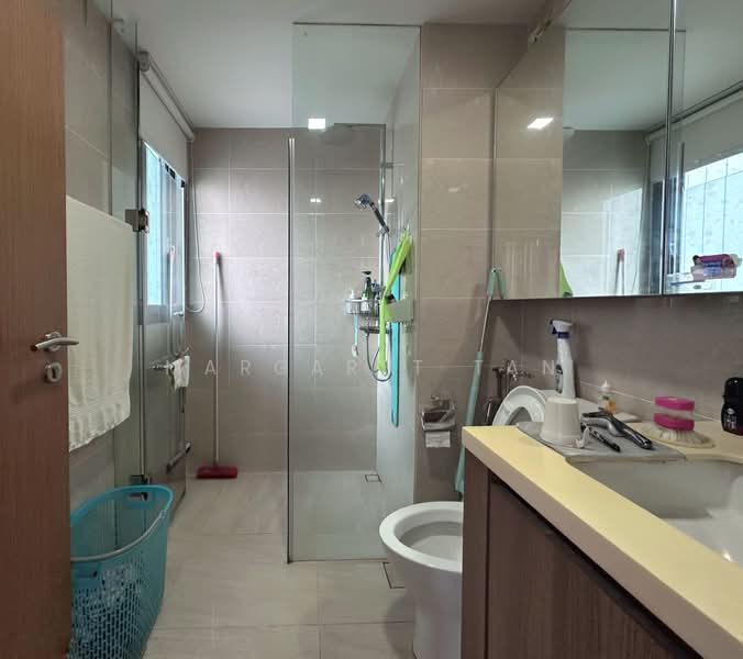 Kingsford Waterbay Condominium For Sale at S$ 1,600,000 | PropertyGuru Singapore - Bathroom