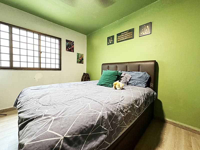 318 Bukit Batok Street 32 HDB Flat For Sale at S$ 515,000 | PropertyGuru Singapore - Bedroom