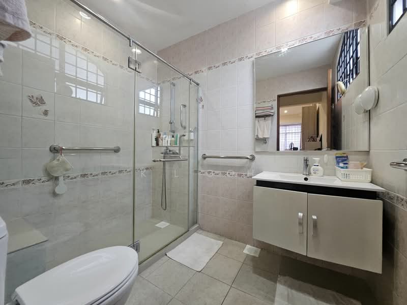 ⭐️⭐️LANDED7772@GOOD SIZE DETACHED AT KEMBANGAN WALK TO MRT ONLY $15XX PSF, Eunos / Geylang / Paya Lebar, 5 Bedrooms, 5,000 sqft, Bungalow House For Sale, by K L Goh, 500096859 - Bathroom - PropertyGuru.com.sg