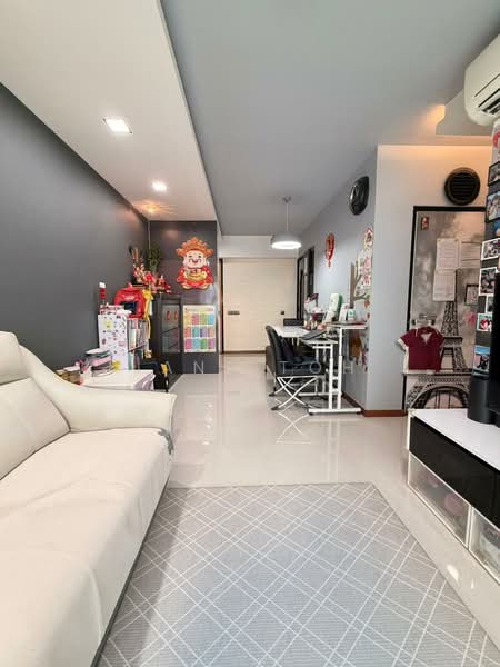 519A Tampines Central 8 HDB Flat For Sale at S$ 888,888 | PropertyGuru Singapore - Living Room