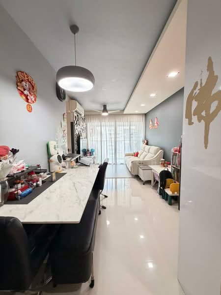 519A Tampines Central 8 HDB Flat For Sale at S$ 888,888 | PropertyGuru Singapore - Living Room
