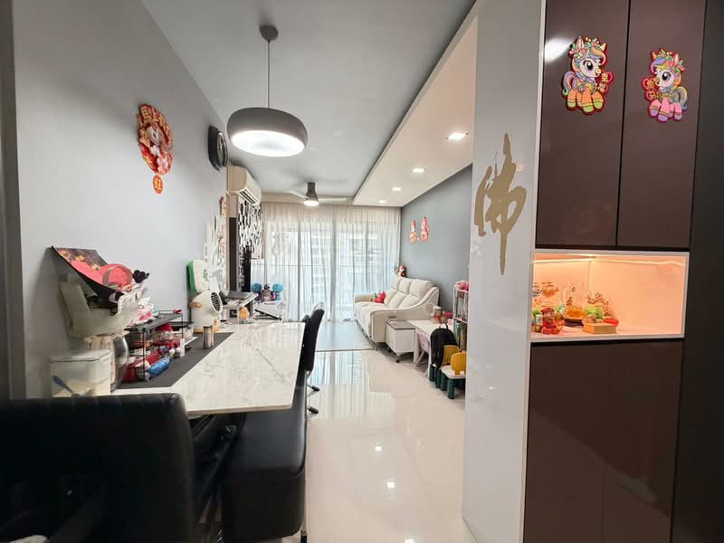 519A Tampines Central 8 HDB Flat For Sale at S$ 888,888 | PropertyGuru Singapore - Living Room